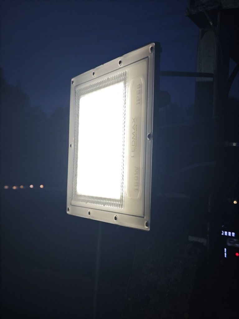 Повече от 10 часа свети  Соларна лампа с Solar LED панел 100 вата