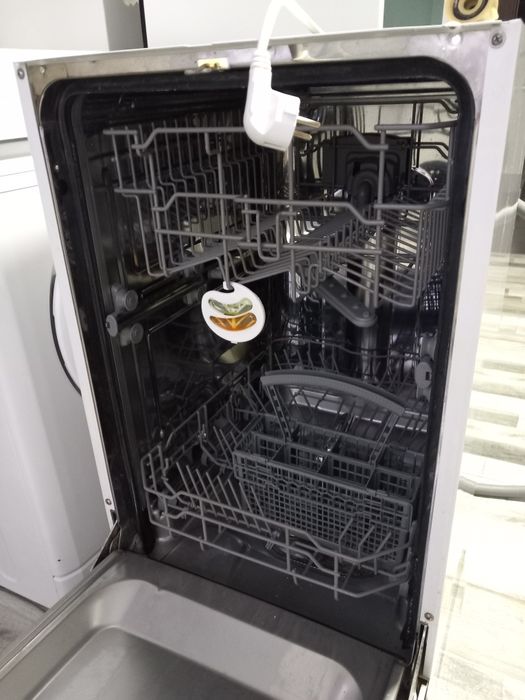 Electrocasnice: masina spalat haine, vase, uscator de rufe, congelator