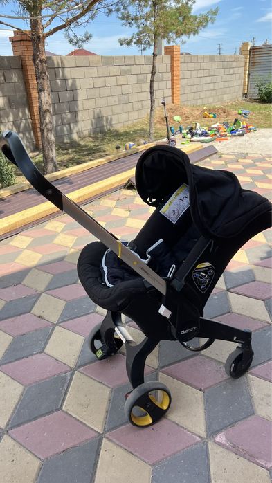 Продам автокресло Doona