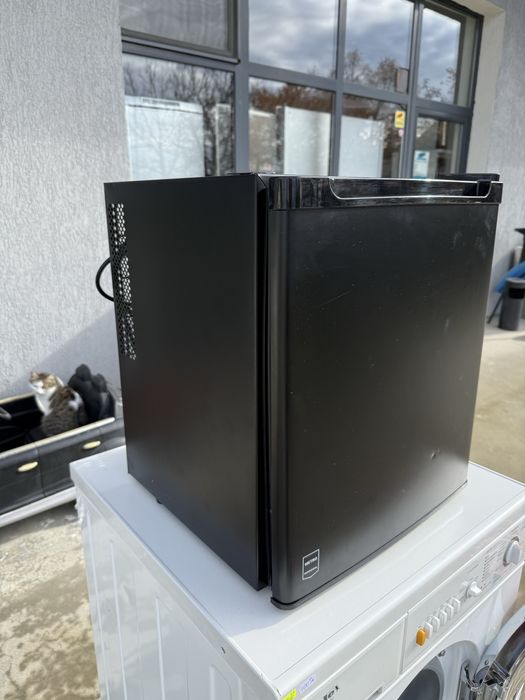 Черен минибар - малък хладилник