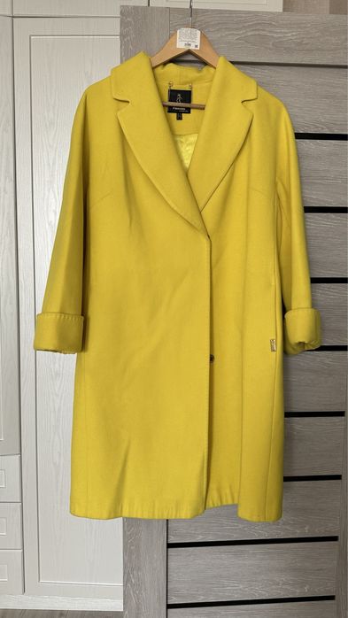 Пальто лимонного цвета