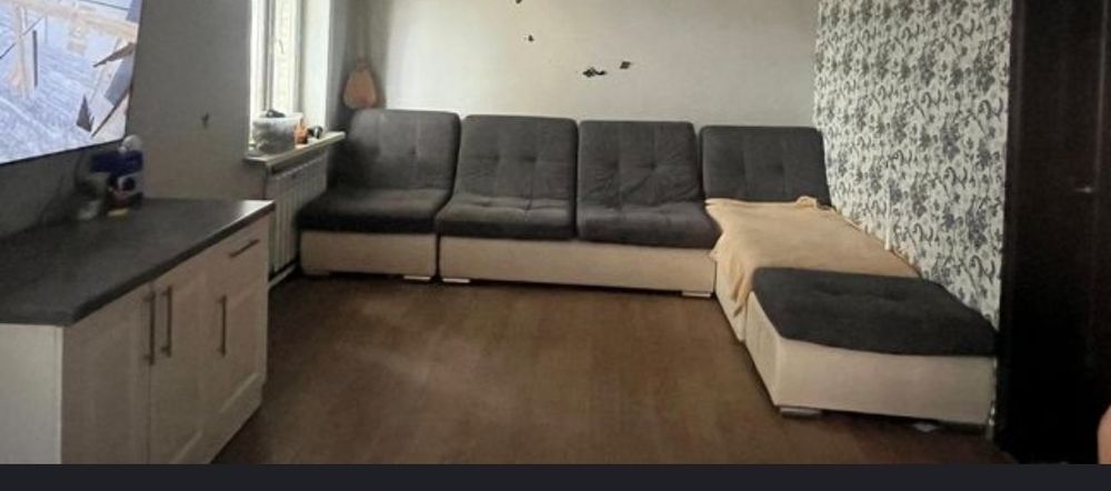 Продам срочно кухоный стол и диван