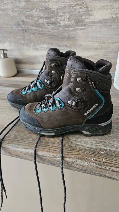 Продавам дамски обувки LOWA MAURIA GTX ws за планина , трекинг , лов .
