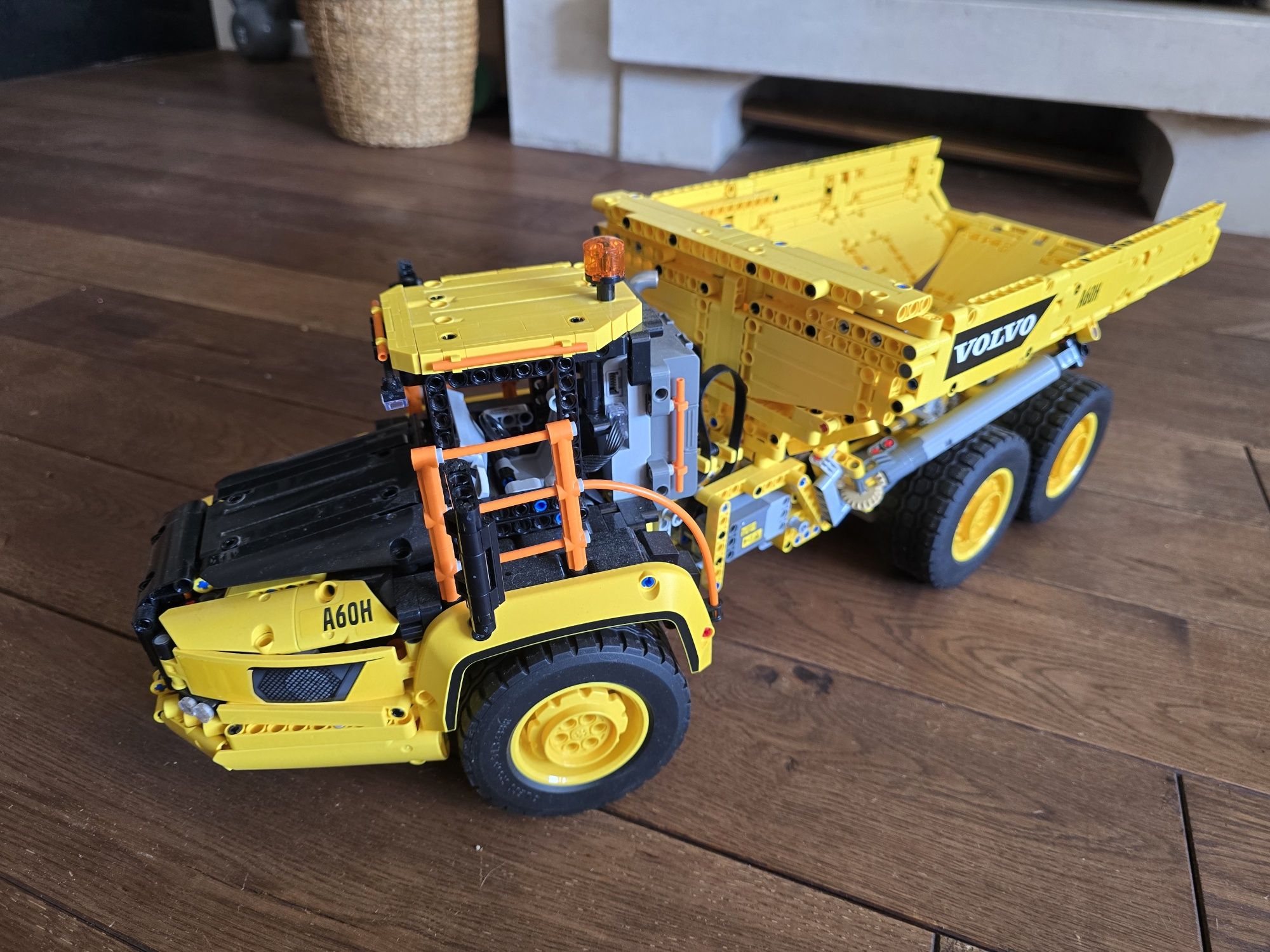 LEGO Technic - Влекач 6x6 Volvo Articulated Hauler 42114