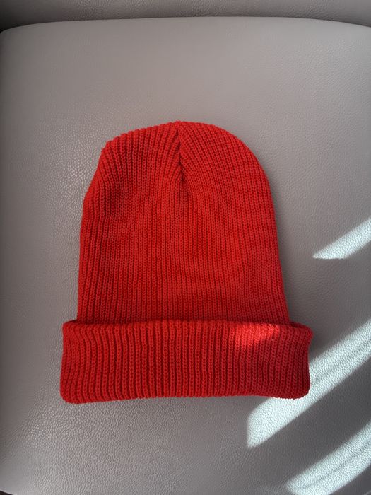 Червена плетена шапка
