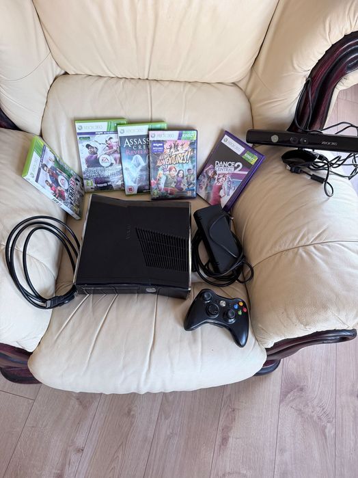 Xbox 360 (черен) + Kinect сензор + 5 игри + контролер