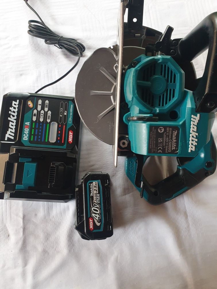 makita CS002g cu acumulator si incarcator