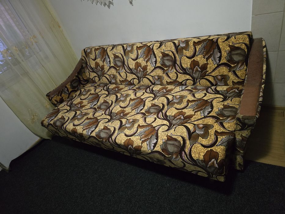 Canapea extensibilă! Pret 200 lei.