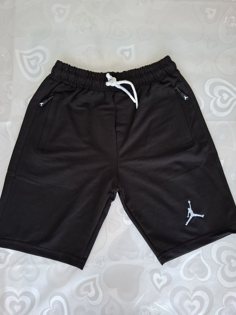 Reducere pantaloni scurți de barbat de la 80 lei la 60 lei