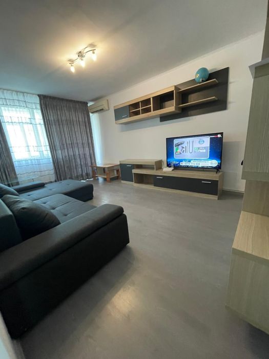 Proprietar inchiriez apartament 3 camere decmondate CENTRU