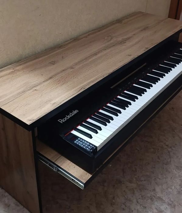 Продам фортепиано  с столом