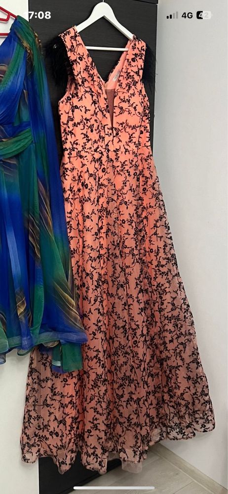 Rochie de ocazie cu pene la umeri