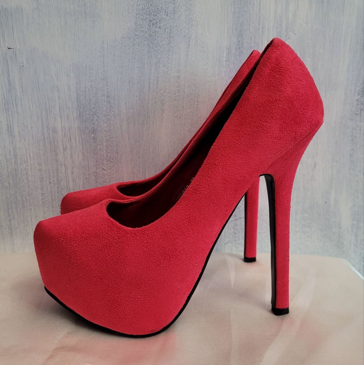 Уникални червени дамски обувки номер 37