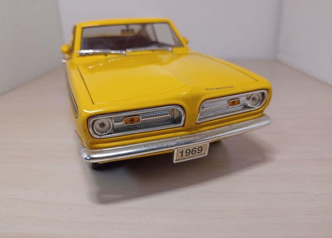 Plymouth baracuda 1969
Scara 1/18
Road Legends 

Pozele reflectă reali
