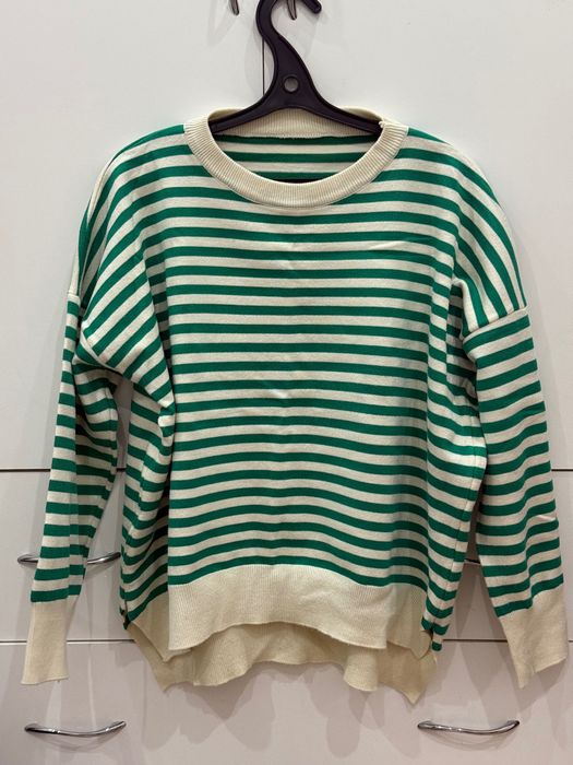 Зеленый свитер в полоску