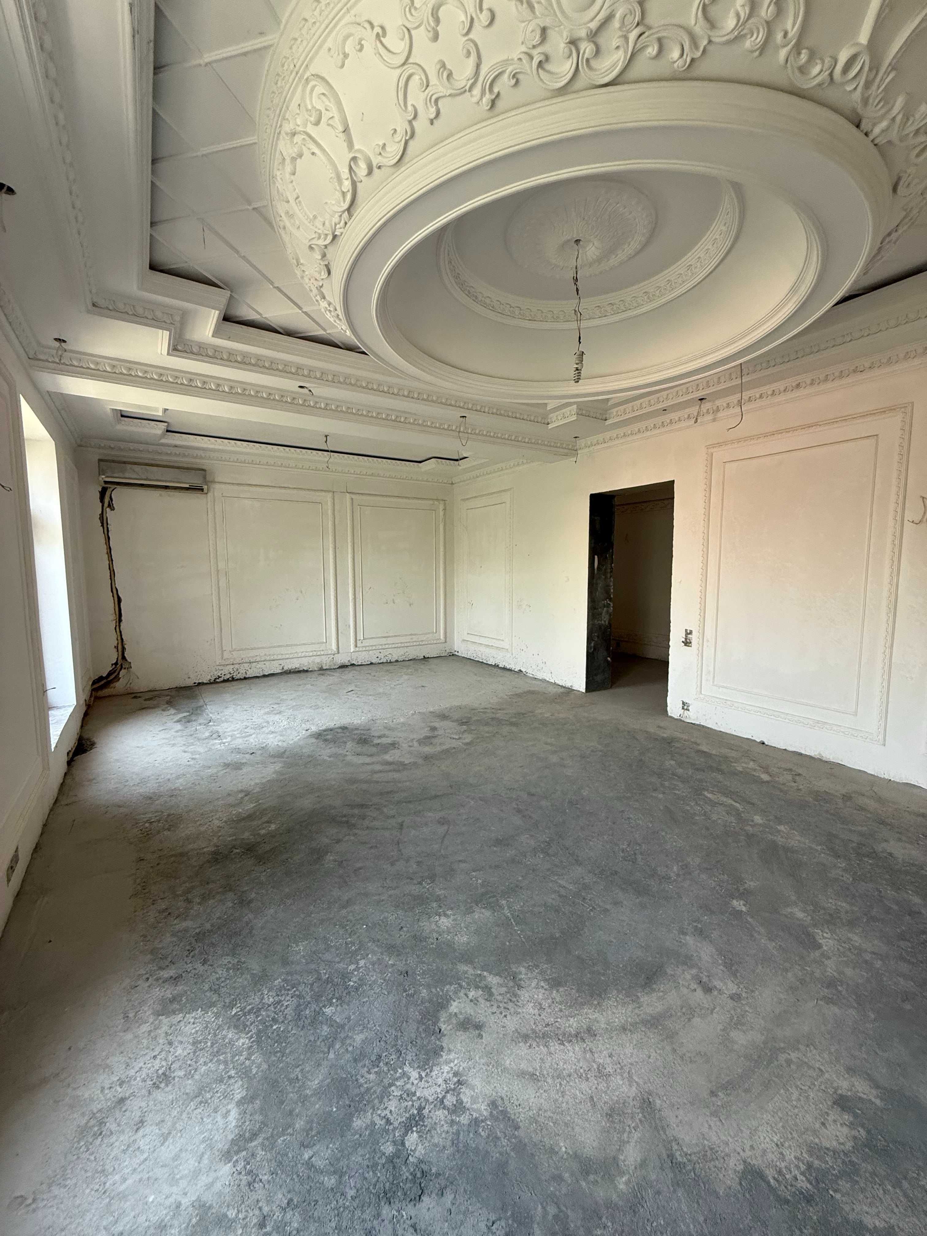 Продаётся просторная квартира 208 м² в 3-этажном доме (вторичка)
