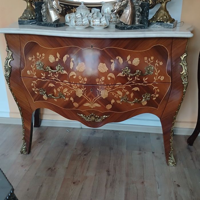 Красив     комод