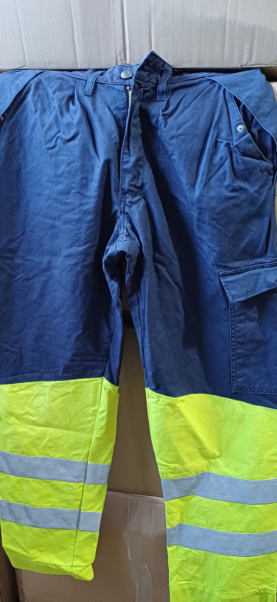 Salopete, pantaloni de lucru, bluze de salopetă, tricouri, halate etc