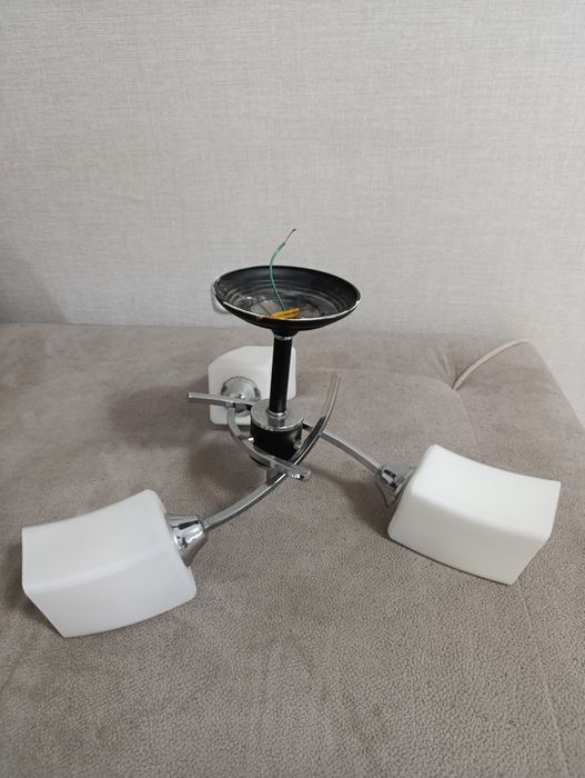 Продам люстру трёх рожковую