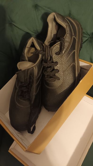 Vand pantofi de lucru