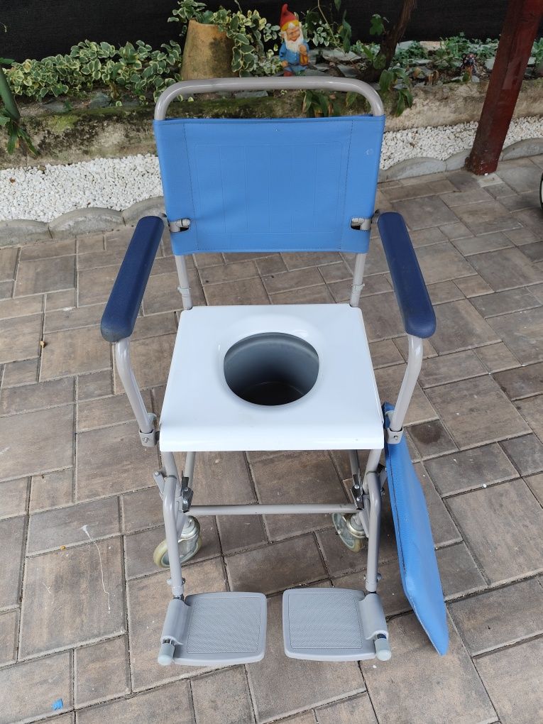 Scaun medical de toaletă cu rotile si suport picioare
