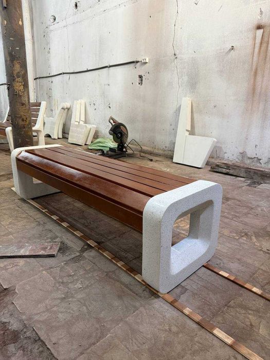 Скамейка из композитного мрамора. Выглядит элегантно