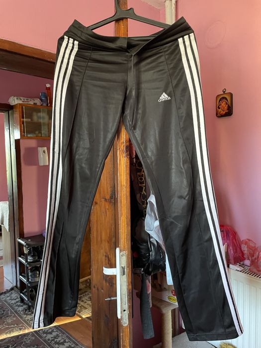 Продавам долнище на ADIDAS