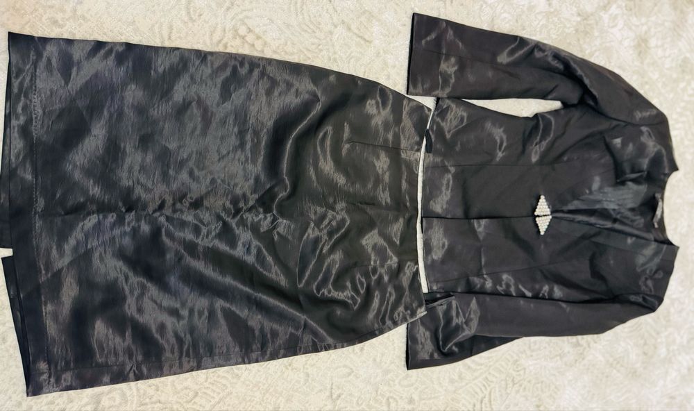 Костюм-юбка сатылады