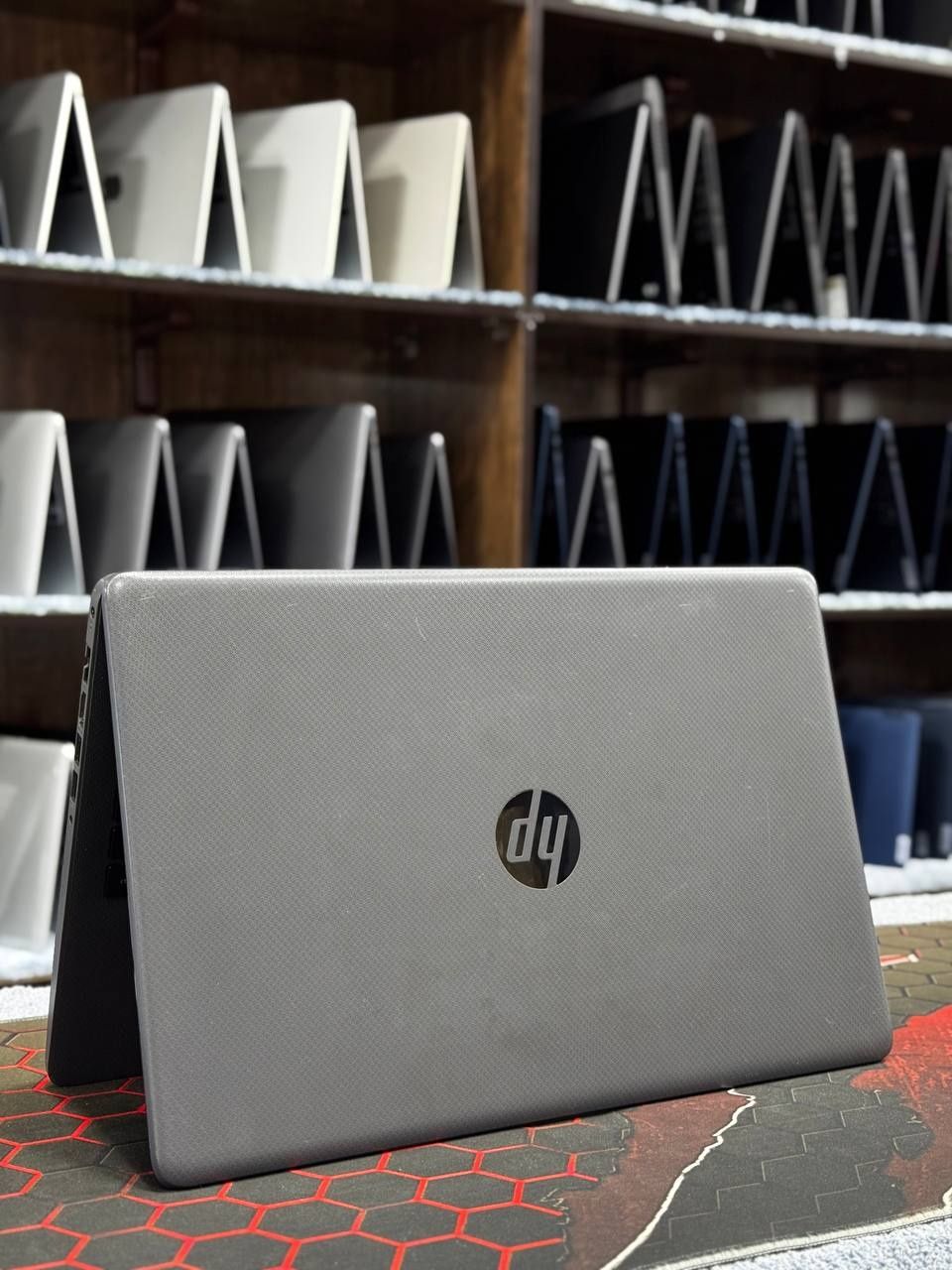 Hp notebook sotiladi xolati ishlashi yaxshi!!