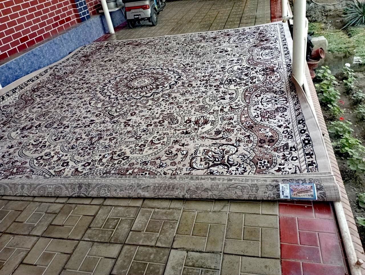 Yangi gilam sotiladi