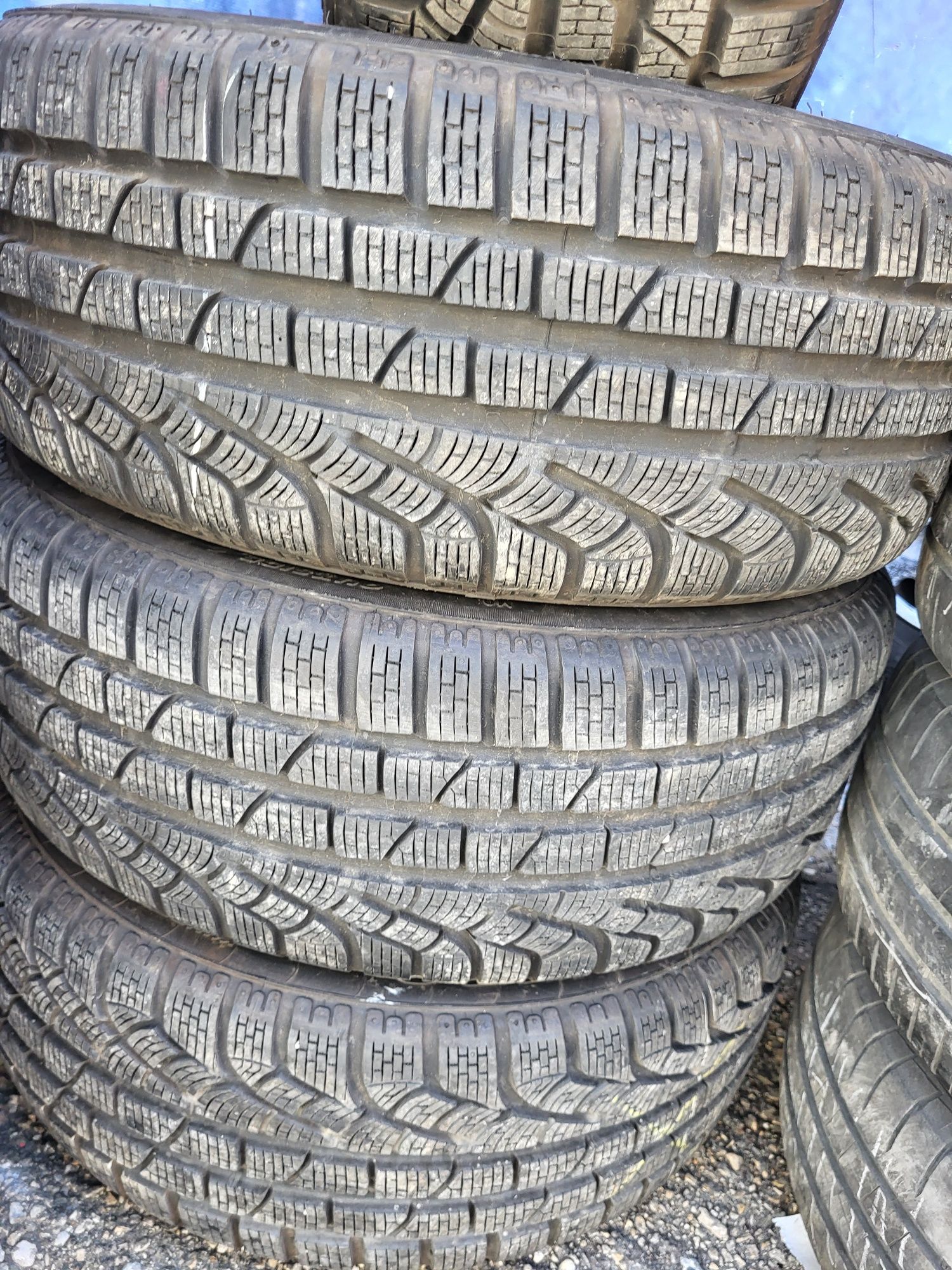 4 бр зимни 215/45/18 Pirelli