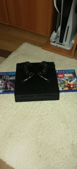 Vând PlayStation 4 + doua jocuri