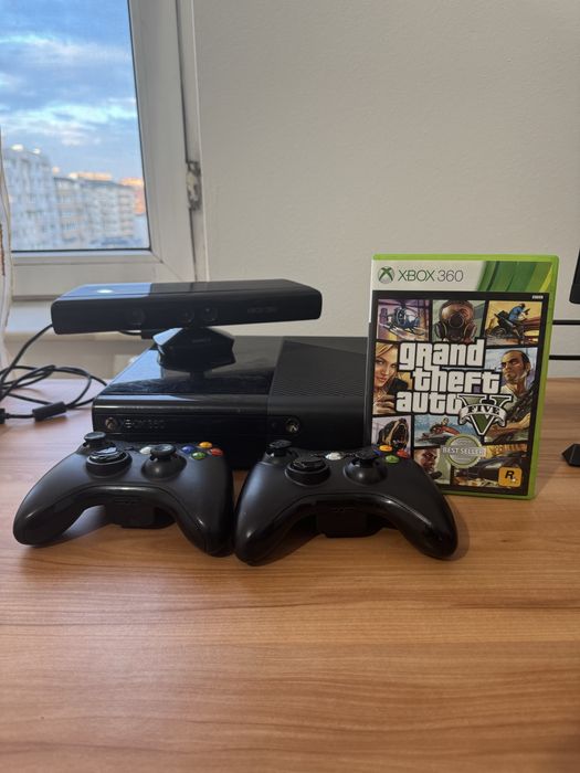 Xbox 360E cu 2 controllere, kinect si gta 5