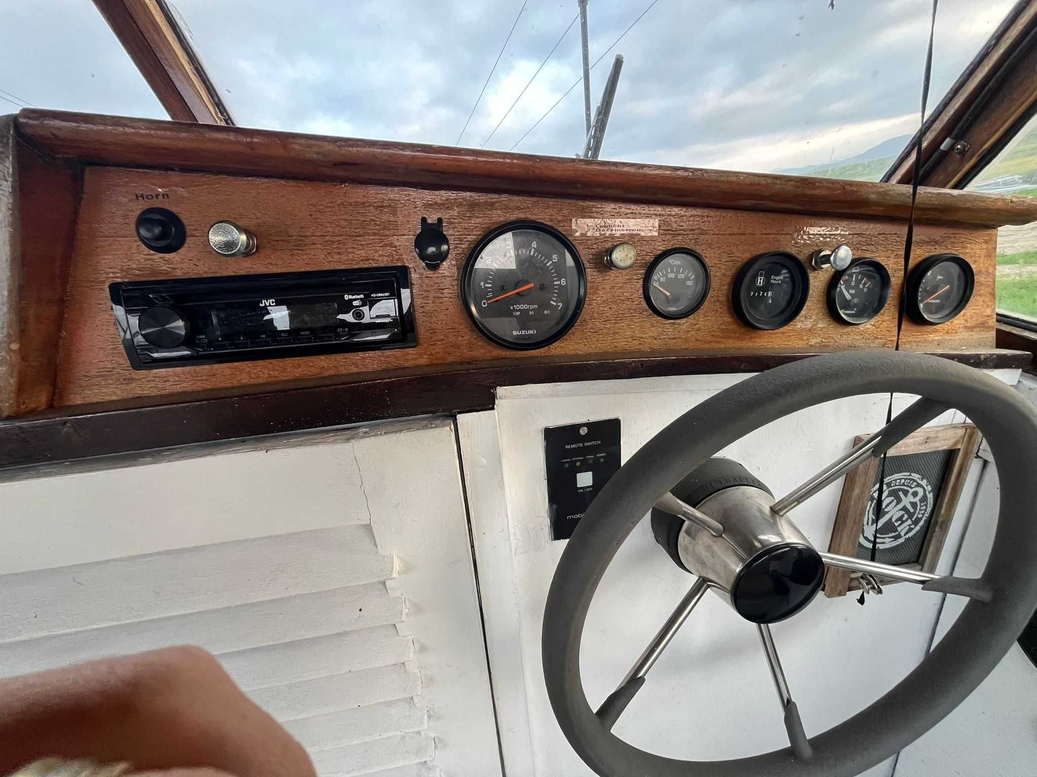 Barca cu peridoc, motor 50 CP