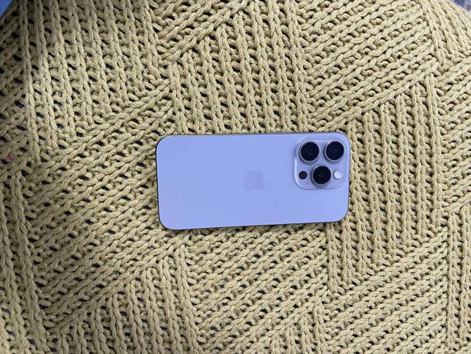 iPhone 15 pro  natural titanium