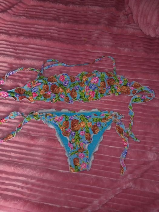 Vând un costum de baie