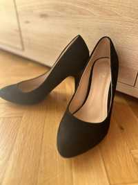 Дамски черни обувки с ток