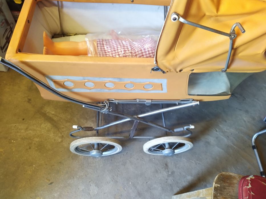 Стари детски кукли и стара детска количка за кукли