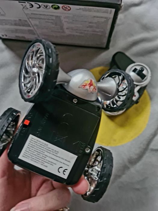 Преобръщащо се бъги с дистанционно управление
С дистанционно управлени