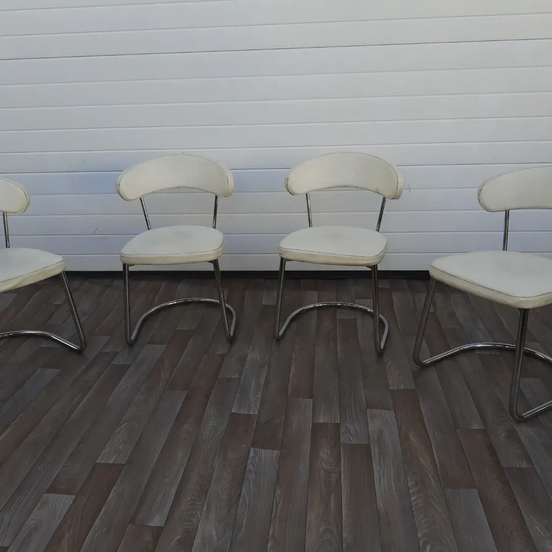 Effezeta Italy дизайн столове с тръбна рамка. Винтидж интериор.