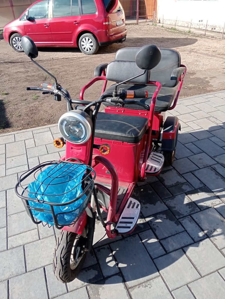 Vând urgent triciclu