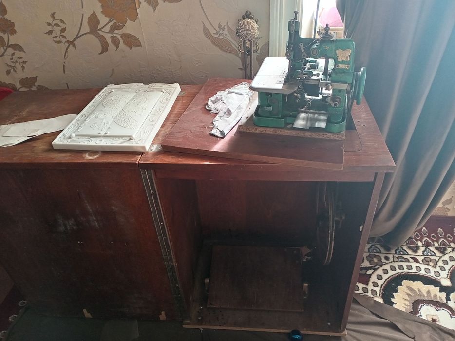 Tikuv mashinasi va averlog