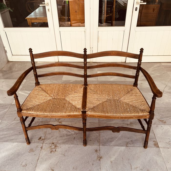 Винтидж дървена пейка с плетено седалище – ретро стил, масив