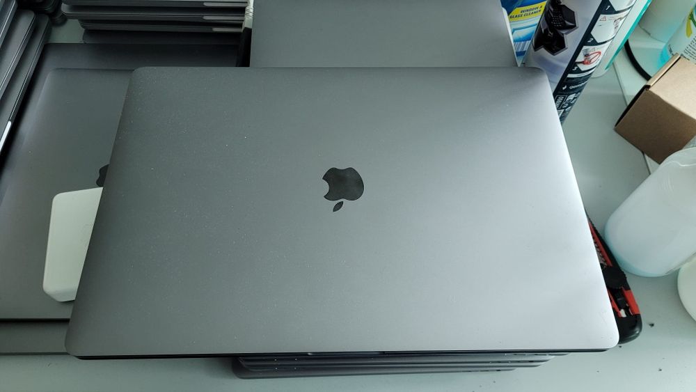 Macbook pro 16 inch 2019. I7 32 gb ram ssd 500 gb