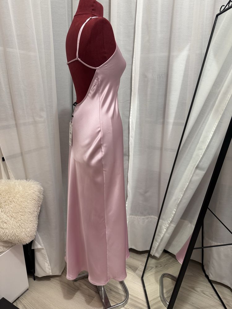 Rochie midi / lungă cu spatele gol satinată roz pastel Zara mărimea S