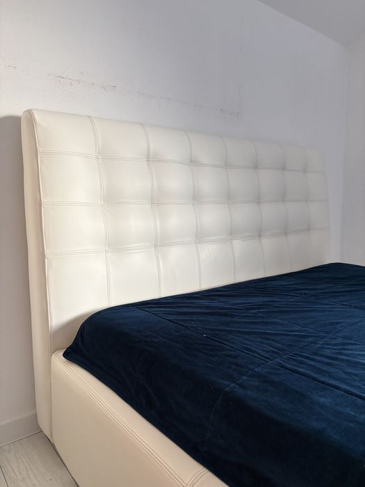 Pat tapițat cu saltea