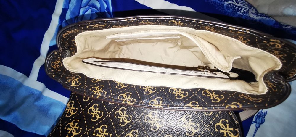 Geanta guess tip rucsac  pret 200 lei