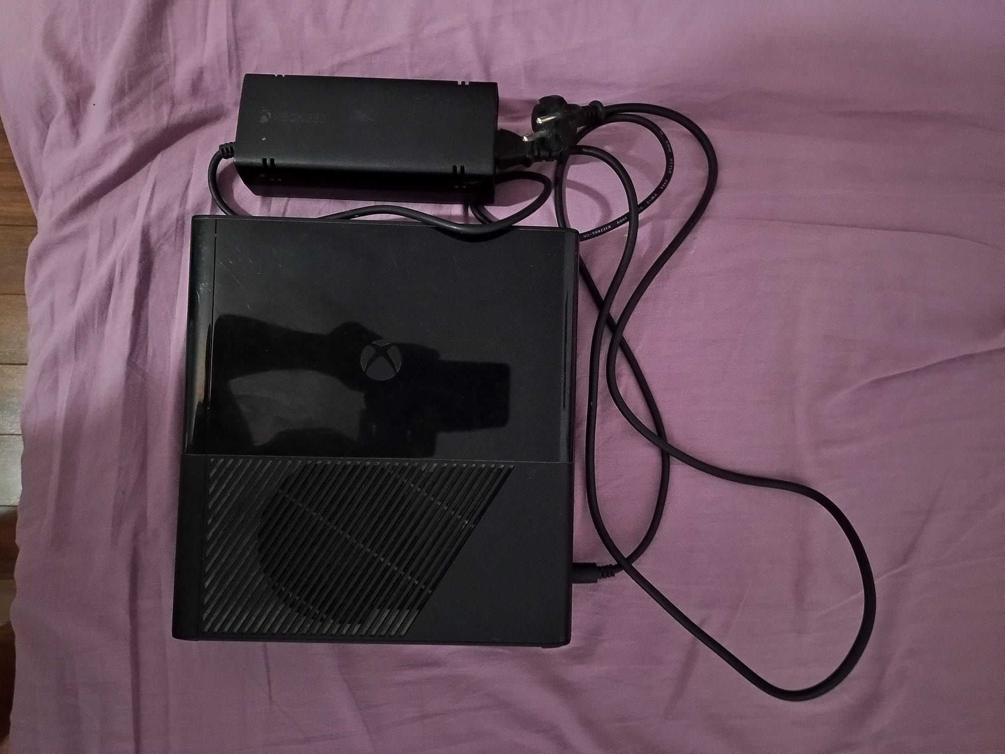 Vând Xbox 360 cu 1 controller