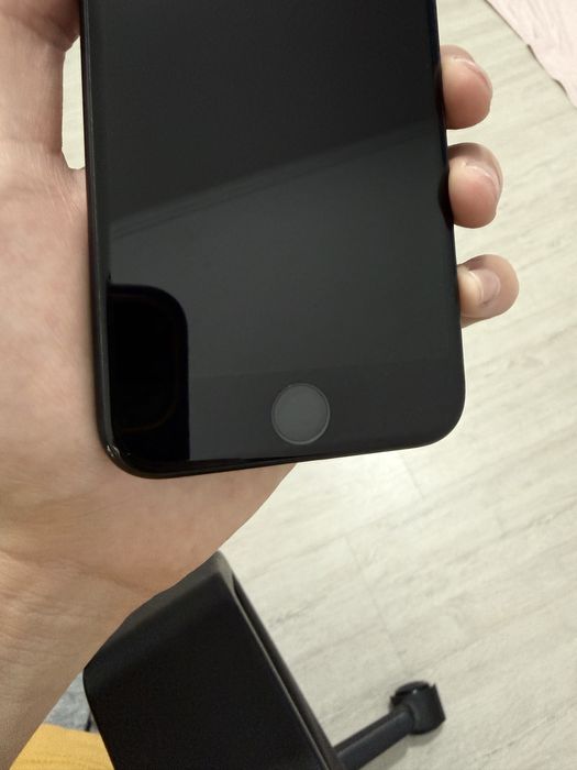 iPhone 7 32GB в хорошем состоянии