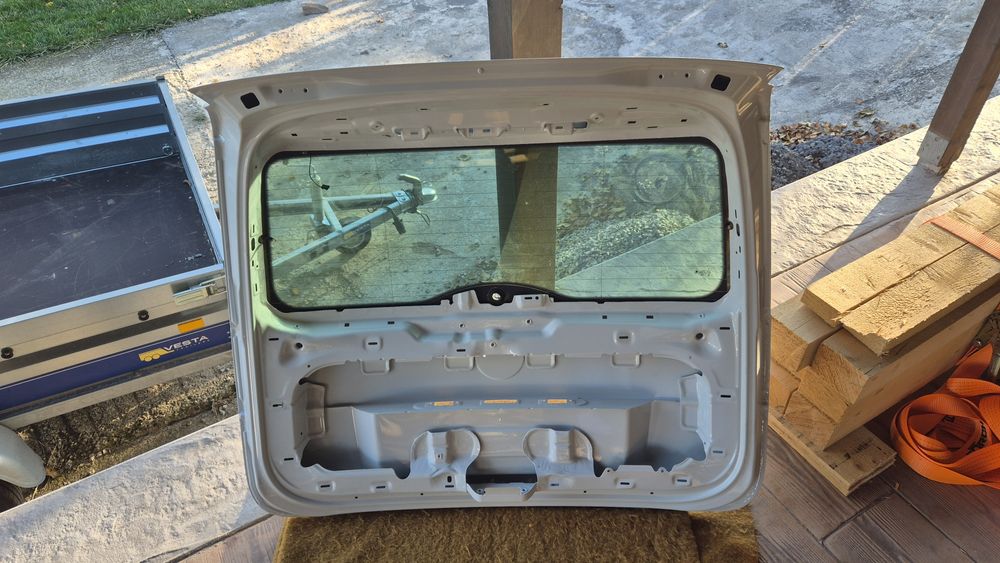 Продавам задна врата за Soda Yeti